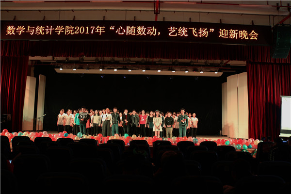 同学大合唱表演.jpg